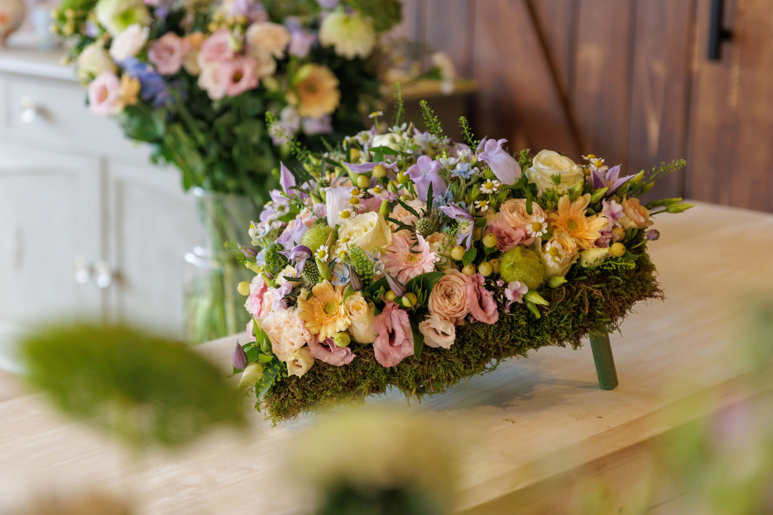 Respect voorop bij watercrematie Een bos bloemen op een kist bij een afscheid, dat na de uitvaart niet meegaat in de resomator machine.