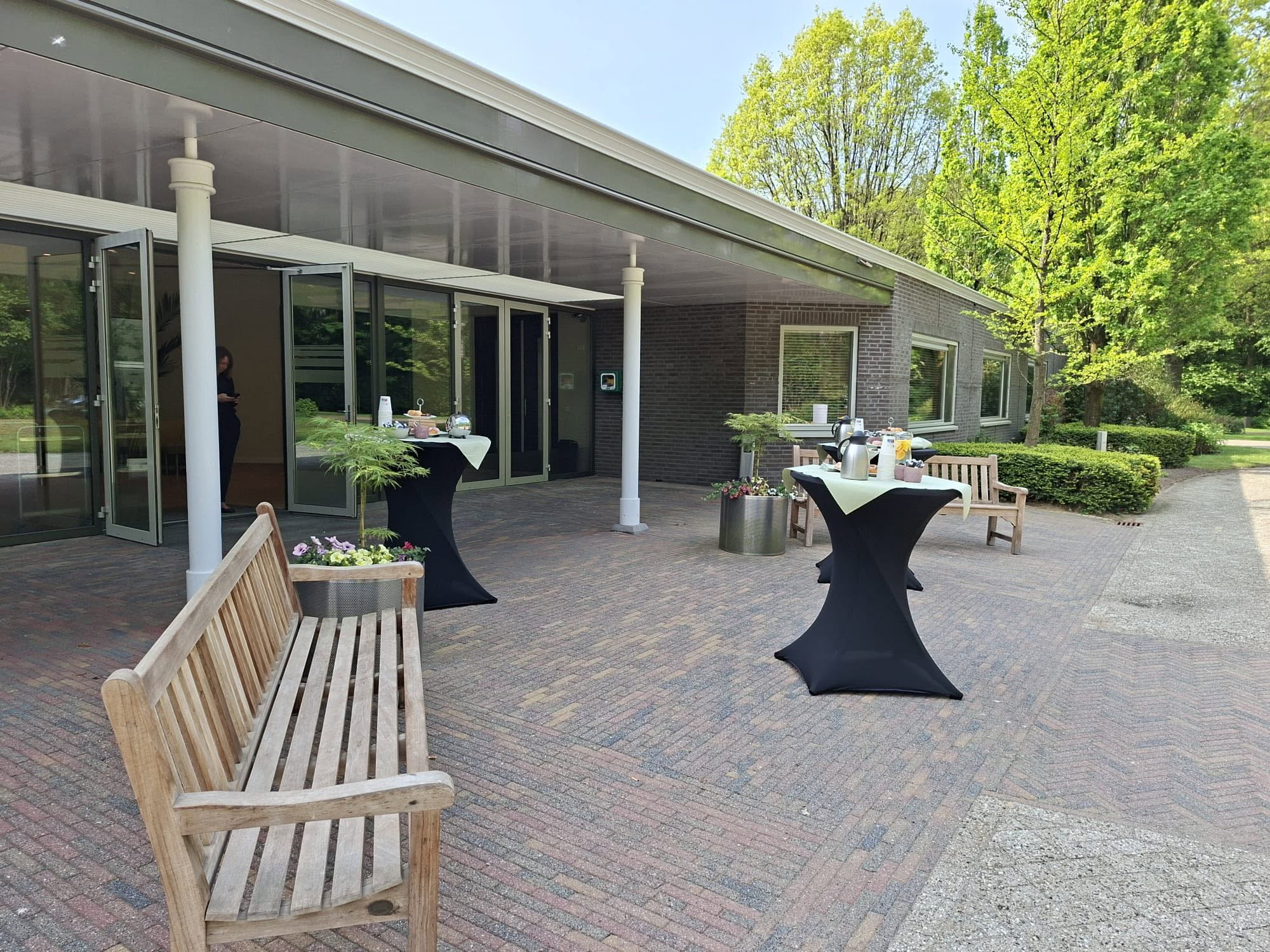 Terras bij de ingang van Crematorium De Meerdijk