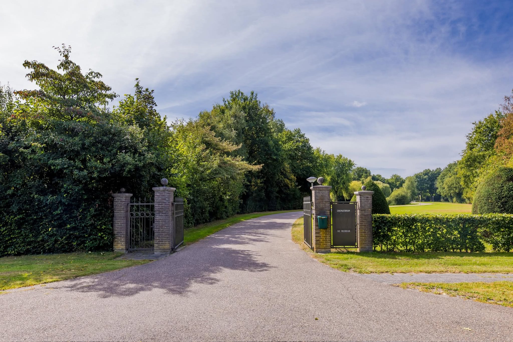 Toegangspoort en oprijlaan van Crematorium De Meerdijk
