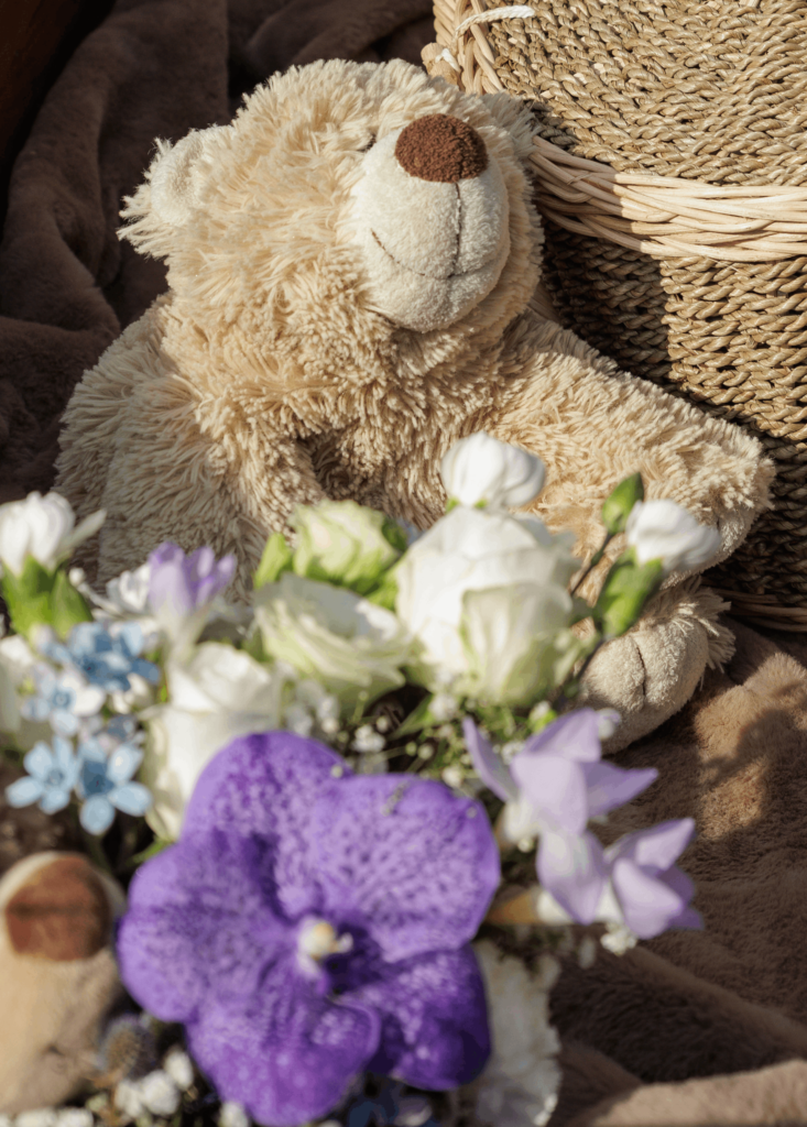 Kinderen betrekken bij uitbaart 1 Een teddybeer bij een begrafenis om kinderen te betrekken en een maatje voor steun te bieden