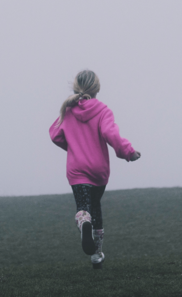 Kinderen en rouw 3 hoe rouwen kinderen: meisje met roze jas rent weg