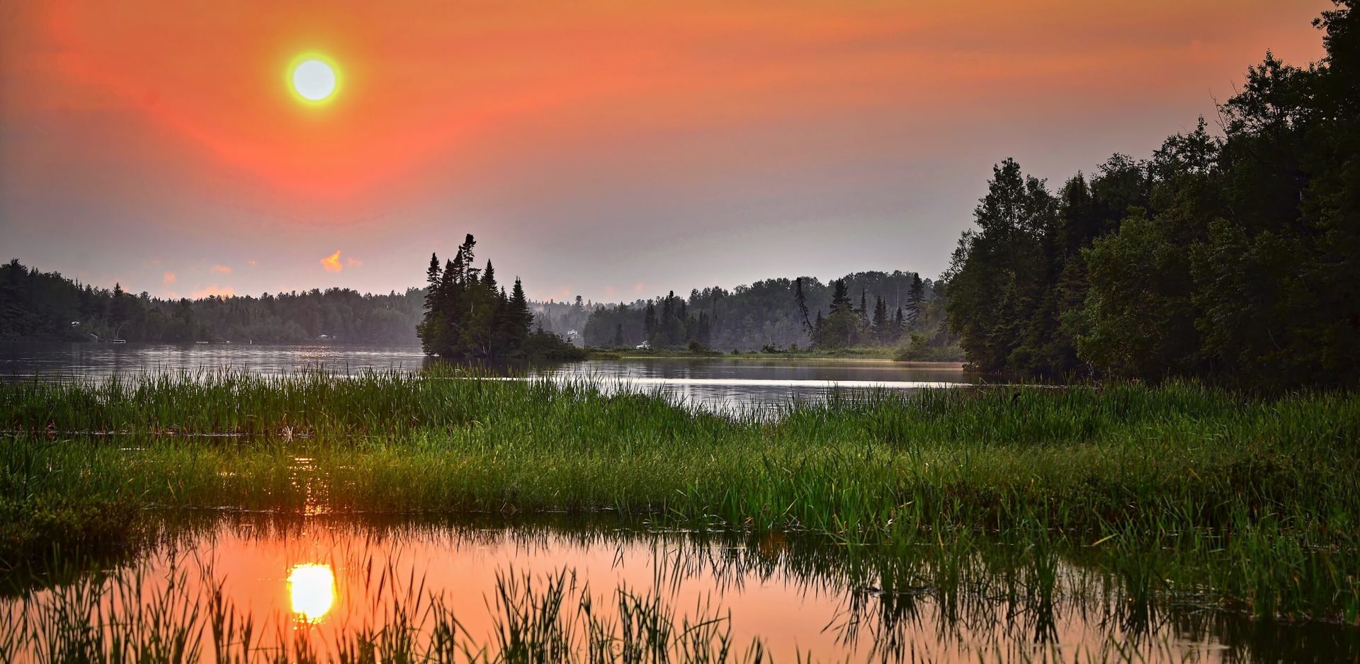 Zonsondergang boven het water, rust bij afscheid